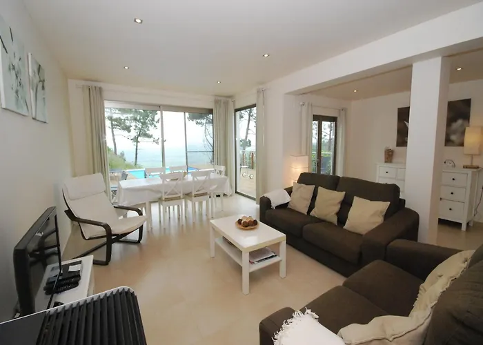 Modern In Cela Velha